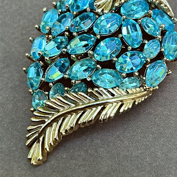 Trifari Vintage Blue Brooch with Gold Toned Fern Leaves - Picture 13 of 14